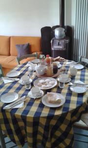 un chiffon de table bleu et jaune avec de la nourriture dans l'établissement Agricola Tre Rii Sidreria, à Corniglio