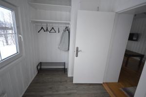 um corredor com uma porta branca e um armário em Apartment between Ustaoset and Geilo em Geilo