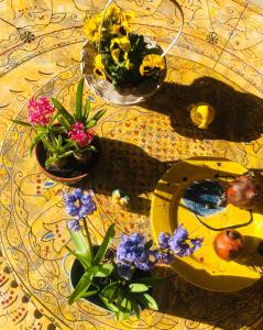 una mesa con algunas plantas y flores en ella en Villa in Salento, en Lecce