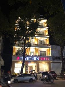 a hotel with cars parked in front of it at night at Khách sạn Tuyết Hiển in Phu Quoc