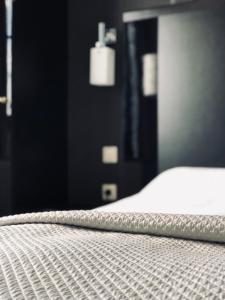 ein Bett in einem Schlafzimmer schließen in der Unterkunft Hotel Pommerloch in Pommerloch