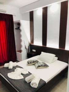ein Schlafzimmer mit einem Bett mit Handtüchern darauf in der Unterkunft Villa Livadaros in Karterados