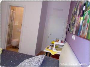 ein Zimmer mit einem Bett und ein Zimmer mit einem süßen in der Unterkunft Room sweet Room in Bologna