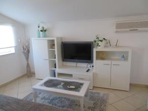 TV a/nebo společenská místnost v ubytování Apartman Eli 2