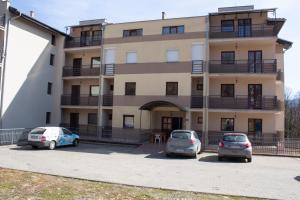 two cars parked in front of a building at Apartment Take a breath in Vrnjačka Banja