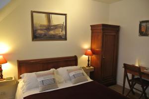 Ένα ή περισσότερα κρεβάτια σε δωμάτιο στο Au Logis De La Rance Bed and Breakfast