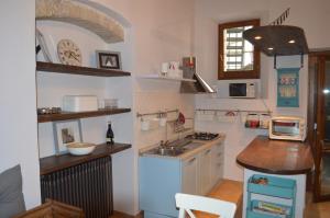 uma cozinha com um lavatório e um fogão forno superior em Appartamento in Centro em Spoleto