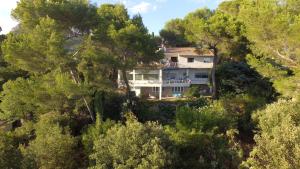 una casa al lado de una colina con árboles en Villa Les Alizés, en Vence