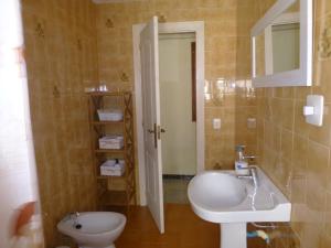 een badkamer met een wastafel en een toilet bij Casa Paco in La Galera