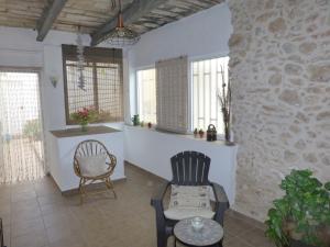 een woonkamer met 2 stoelen en een tafel bij Casa Paco in La Galera