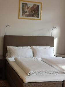 Ein Bett oder Betten in einem Zimmer der Unterkunft Tuniberg Restaurant Hotel