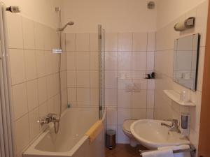 Ein Badezimmer in der Unterkunft Tuniberg Restaurant Hotel