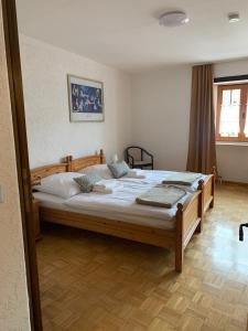 sypialnia z dużym łóżkiem w pokoju w obiekcie Hotel Bettelhaus w mieście Bad Dürkheim