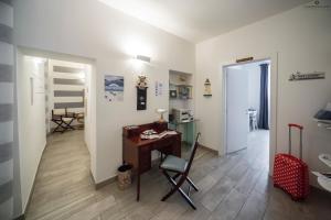 Habitación con escritorio, silla y dormitorio. en L'Approdo Dell'Ammiraglio, en La Spezia