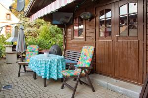 una mesa y sillas en un patio en Ferienhaus Fam. Herklotz en Seiffen