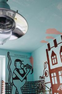 Hostel & Garten Eden في لايبزيغ: سقف مع لوحة رجل على جدار