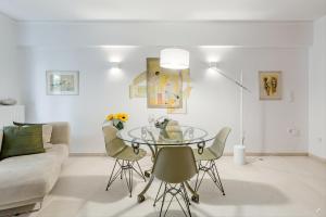 Posezení v ubytování Athenian Riviera Beach Apartment + 18 fotografií