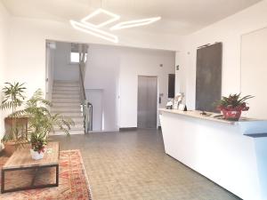 cocina y sala de estar con encimera y plantas en Residence Argentina R.T.A., en Spotorno