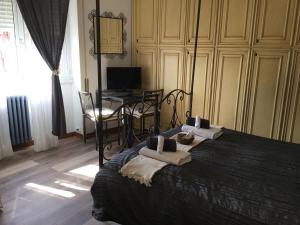 ローマにあるレ ファーテ アパートメンツのベッドルーム1室(枕2つ付)