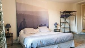 1 dormitorio con 1 cama y una gran pintura en la pared en Maison d'hôtes Les 3 Baudets, en Issor
