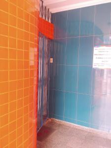 a bathroom with blue and orange tiled walls at Pousada Refúgio in João Pessoa
