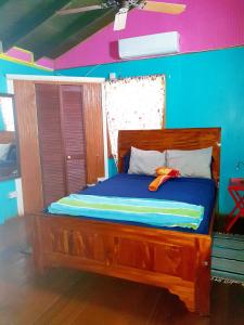 Ліжко або ліжка в номері Seawind Cottage- Traditional St.Lucian Style
