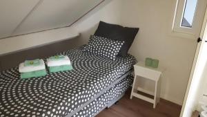 een kleine slaapkamer met een bed en een tafel bij Boave ut Wirkes in Klimmen