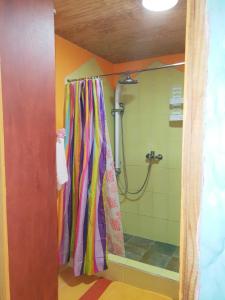 Bilik mandi di Seawind Cottage- Traditional St.Lucian Style