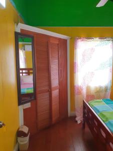 Giường trong phòng chung tại Seawind Cottage- Traditional St.Lucian Style