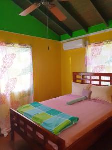 Giường trong phòng chung tại Seawind Cottage- Traditional St.Lucian Style
