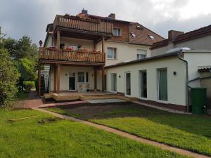 コトブスにある2 Raum Gartenwohnung am Spreewaldradweg in Cottbusのバルコニーと庭付きの家