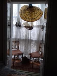 una stanza con due sedie e un tavolo e un ombrellone di Comfortable House Center (2) a Burgos