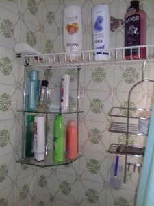 uma prateleira na casa de banho com produtos de higiene pessoal em Comfortable House Center (2) em Burgos