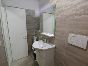 La salle de bains est pourvue d'un lavabo et d'un miroir. dans l'établissement SORRENTO RELAIS BASEMENT, à Sorrente