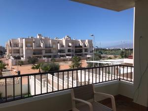 - un balcon avec vue sur un bâtiment dans l'établissement EL TOYO-CABO DE GATA-MAR Y GOLF, à Almería
