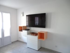 Μια τηλεόραση ή/και κέντρο ψυχαγωγίας στο Studio Carline +7 φωτογραφίες