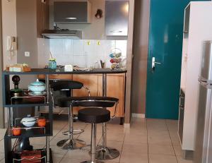 Kuchyňa alebo kuchynka v ubytovaní T2 confort et chaleureux (bienvenue chez zot)