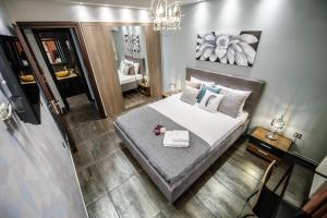 Posteľ alebo postele v izbe v ubytovaní One of a kind Luxury Apartment in City Center Near HELEXPO