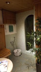 W łazience znajduje się prysznic, wanna i umywalka. w obiekcie Appartement Pension Bäckenhäusl FERIENWOHNUNGEN Chalets Hütten Komfortzimmer w mieście Uttendorf