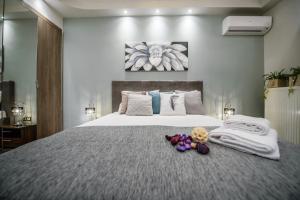 Posteľ alebo postele v izbe v ubytovaní One of a kind Luxury Apartment in City Center Near HELEXPO