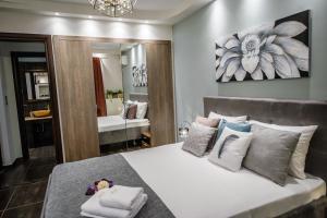Posteľ alebo postele v izbe v ubytovaní One of a kind Luxury Apartment in City Center Near HELEXPO