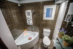 Kúpeľňa v ubytovaní One of a kind Luxury Apartment in City Center Near HELEXPO