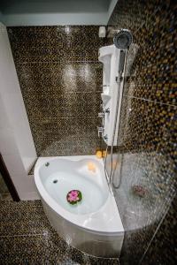 Kúpeľňa v ubytovaní One of a kind Luxury Apartment in City Center Near HELEXPO