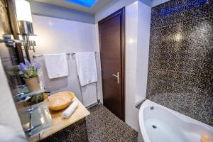 Kúpeľňa v ubytovaní One of a kind Luxury Apartment in City Center Near HELEXPO
