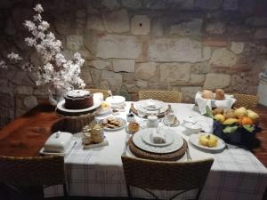 einen Tisch mit einem Kuchen darüber in der Unterkunft Poesia 74 in Rosignano Marittimo