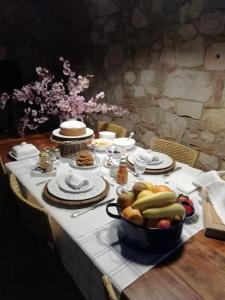 einen Tisch mit einer Schale Obst darauf in der Unterkunft Poesia 74 in Rosignano Marittimo
