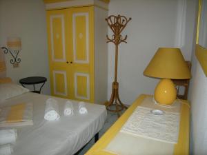 A bed or beds in a room at Mare & Mirice - Case Appartamenti Vacanza