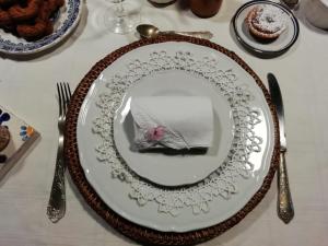 einen Teller mit einer Serviette auf dem Tisch in der Unterkunft Poesia 74 in Rosignano Marittimo