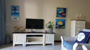 TV a/nebo společenská místnost v ubytování Bay 4 Eden Island