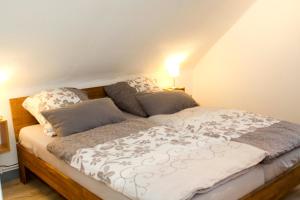 uma cama com duas almofadas num quarto em Ferienwohnung Jasmin em Hanôver